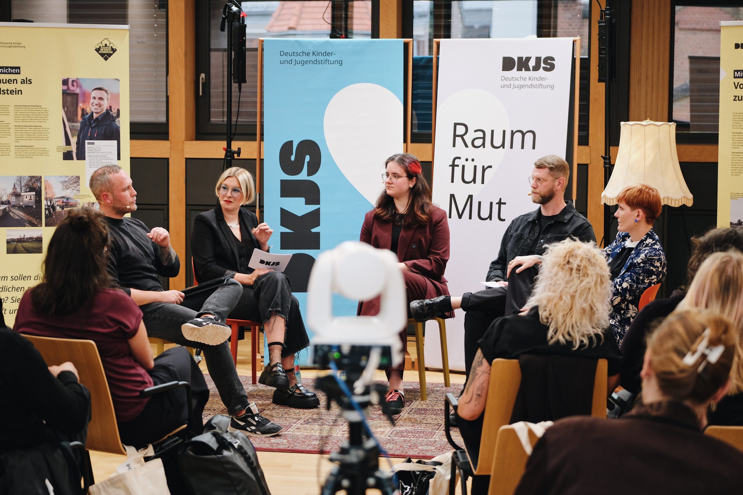 Live-Podcast „Beteiligung als soziale Frage" in Dresden – Blick auf das Podium